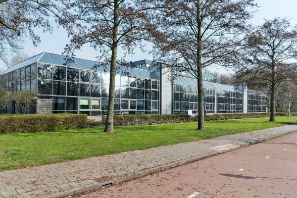 Kantoorpand aan de Van Heuven Goedhartlaan in Amstelveen