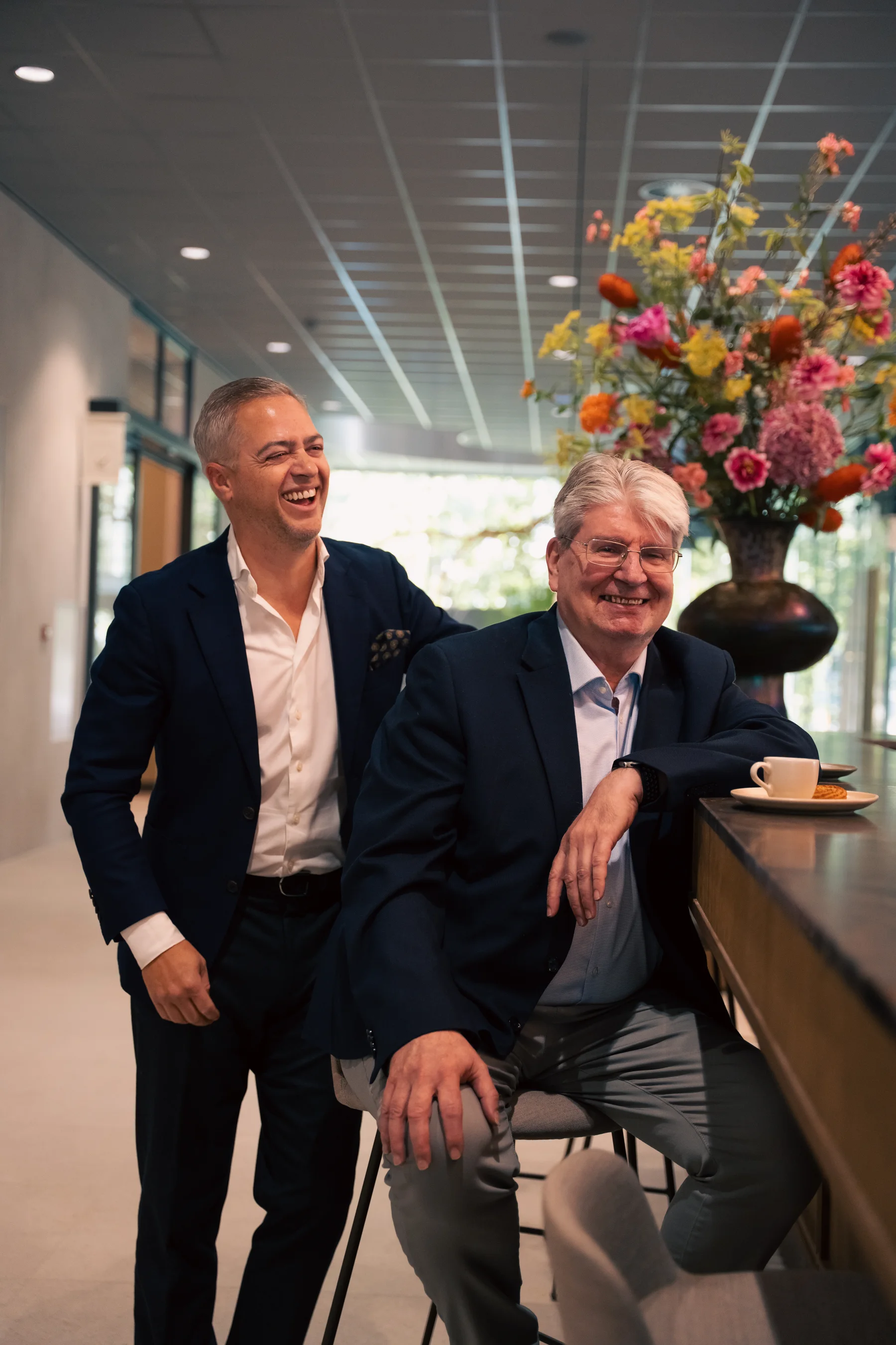 Overleg tussen twee partners van Valkering & Co.