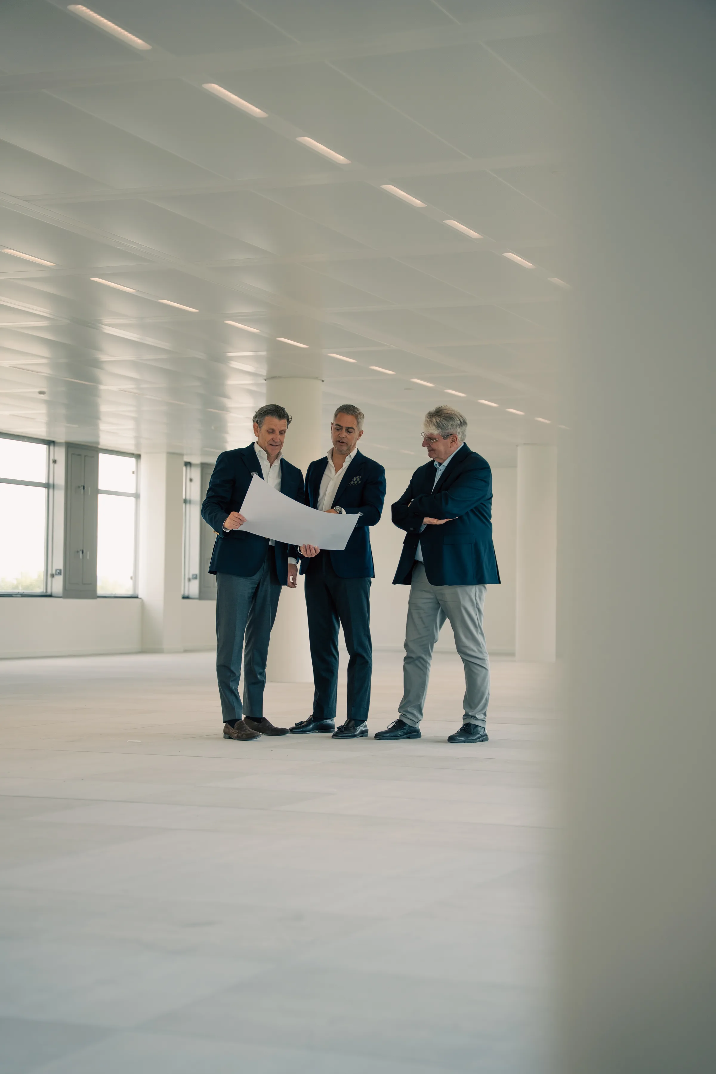 De partners van Valkering & Co. bekijken een plattegrond