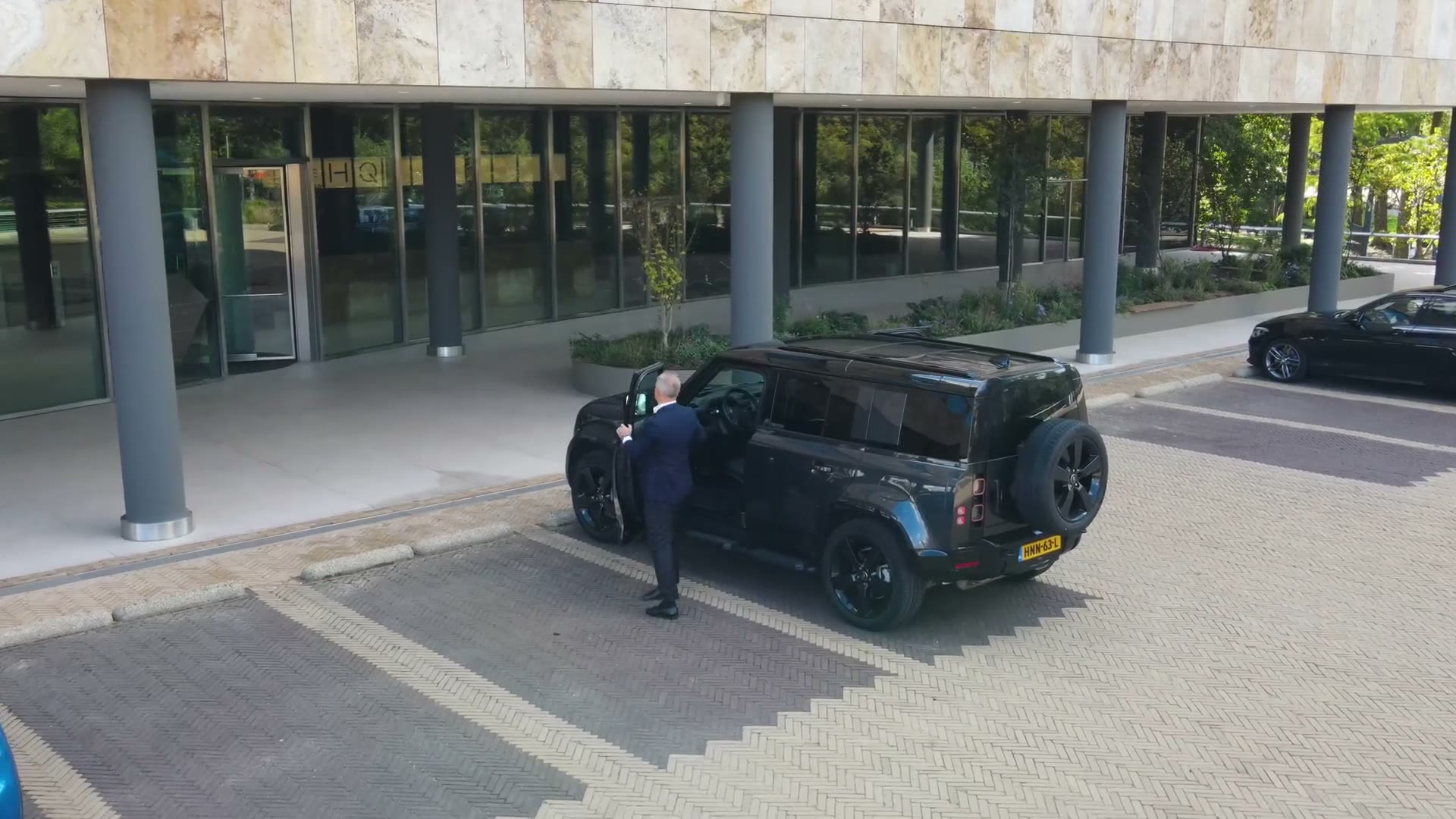 Twee partners van Valkering & Co. lopen door een lege kantoorverdieping